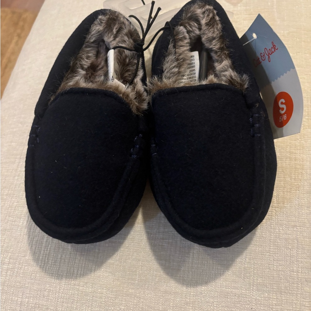 NWT Cat & Jack Black kid/toddler slippers  with Faux Fur Sz 5/6